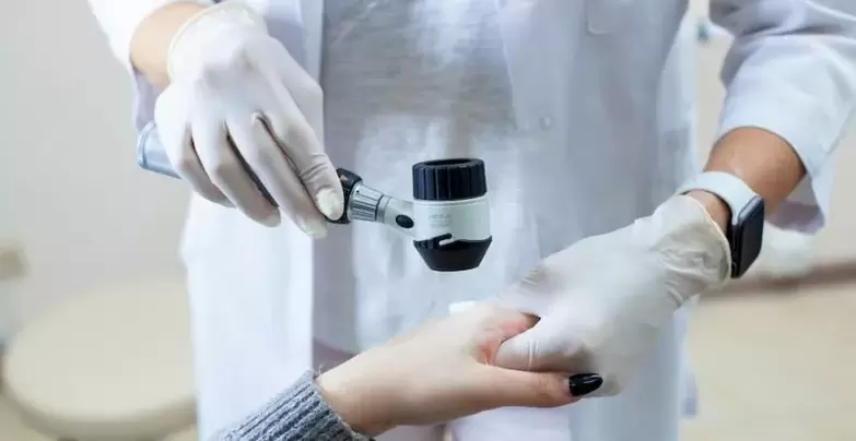 Paciente con verrugas sometido a examen diagnóstico por un dermatólogo